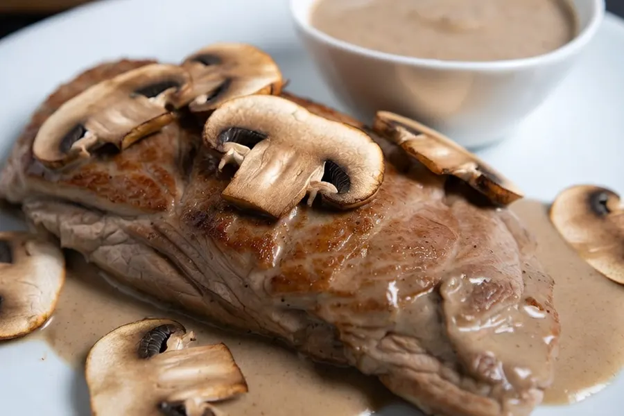 Ternera con salsa de setas: receta cremosa y fácil paso a paso